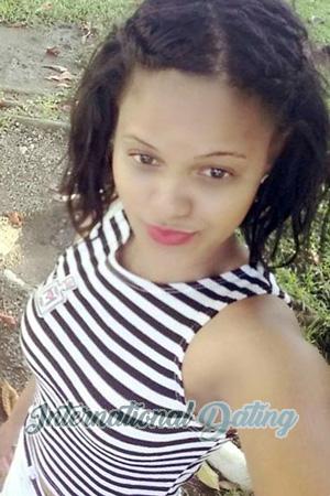 184080 - Luz Age: 28 - Costa Rica