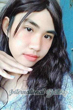 208628 - Pongarpha Age: 26 - Thailand